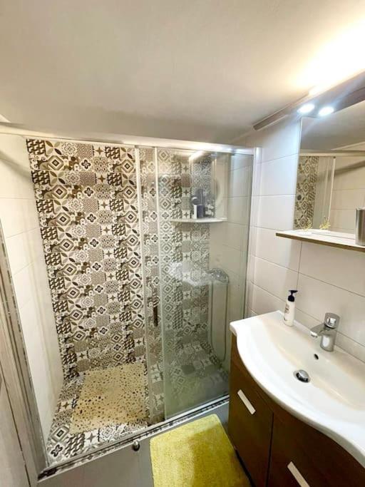 20' From The Airport,20' From The Center Of Athens Apartman Kültér fotó